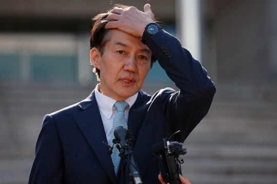 <YO조국 전 법무부 장관이 13일 부산 민주공원에서 기자회견을 열고 신당창당을 선언하고 있다. 조 전 장관은 "무능한 검찰독재정권 종식을 위해 맨 앞에서 싸우겠다"며 신당 창당을 공식 선언했다.<연합뉴스>